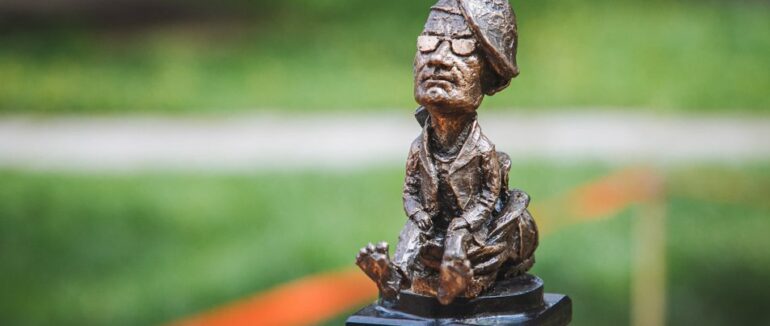 В Ужгороді відкрили міні-скульптурку присвячену рок-співаку закарпатського походження