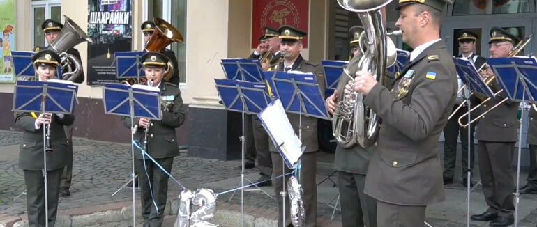В центрі Мукачева з концертом виступив місцевий військовий оркестр