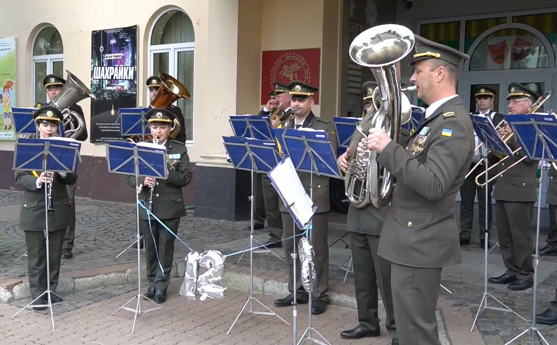 В центрі Мукачева з концертом виступив місцевий військовий оркестр
