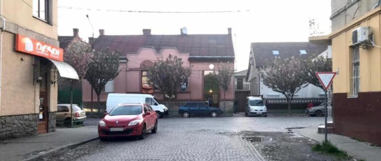 В центрі міста Мукачево відбувся конфлікт між двома чоловіками один із них застосував зброю