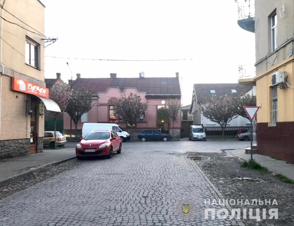 В центрі міста Мукачево відбувся конфлікт між двома чоловіками один із них застосував зброю