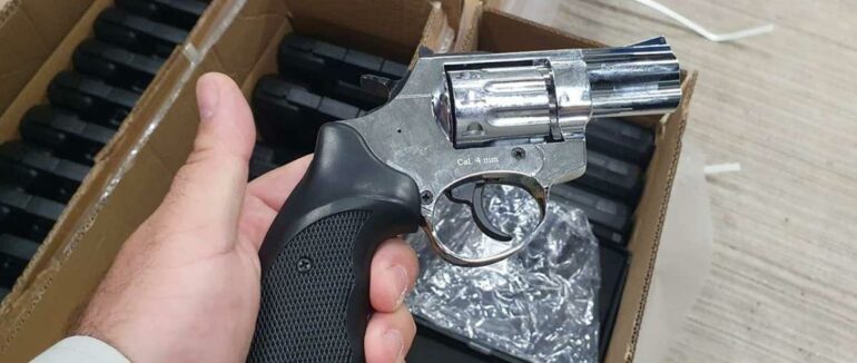 На румунському кордоні затримали українця який намагався завести майже 3 тисячі пістолетів до України