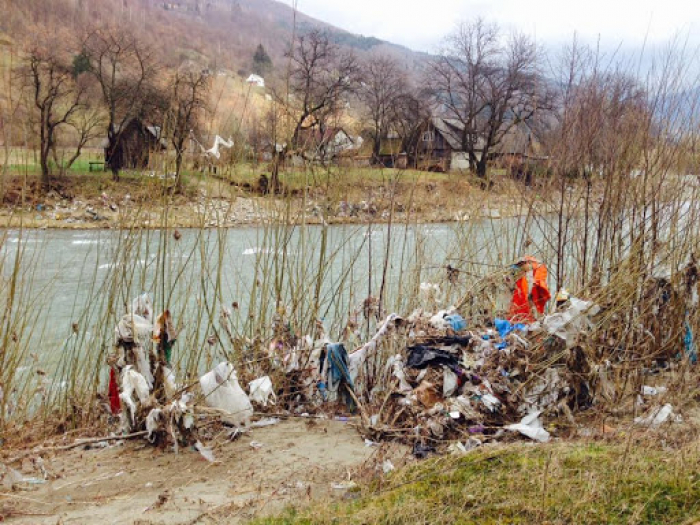 Засмічення річки Тиса: на Закарпатті за цим спостерігатимуть через відеокамери