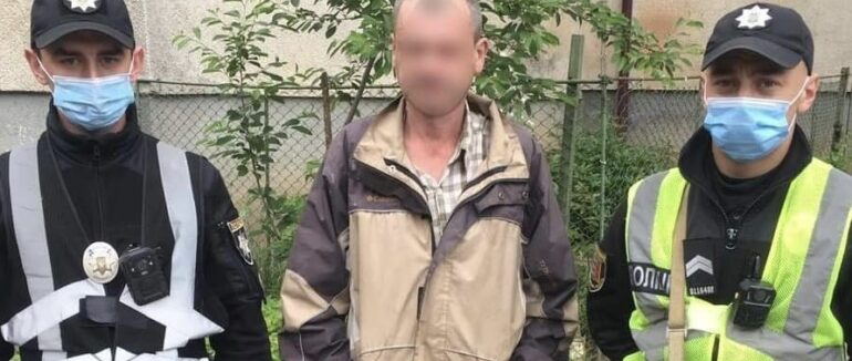 На Закарпатті поліцейські вчасно врятували чоловіка з пожежі