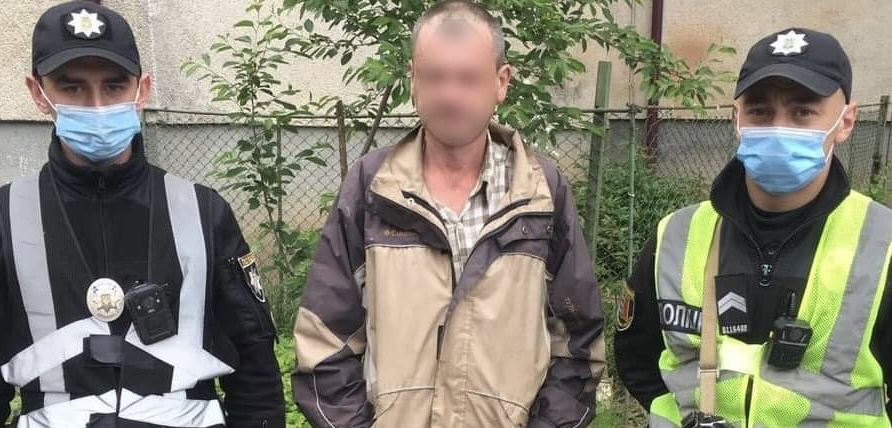 На Закарпатті поліцейські вчасно врятували чоловіка з пожежі