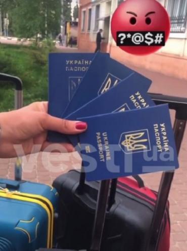 Поганий приклад для своїх дітей: українка з своїми дітьми дружно послали Україну і викинули паспорти