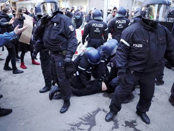 Першотравень у Берліні: у сутичках поранено 30 поліцейських, 240 осіб затримано