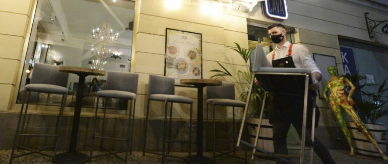 Польща продовжує послаблювати карантин: вперше за півроку відкрилися бари та ресторани