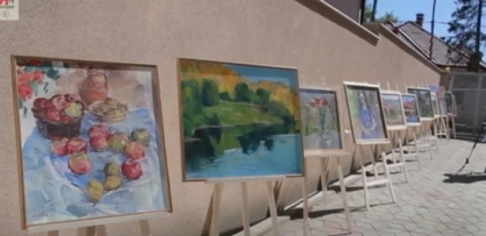 В Ужгороді відкрили художню виставку Франциска Ерфана просто неба