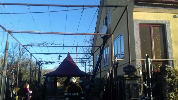 Пожежа на Хустщині: завдяки пильним сусідам рятувальники врятували будинок від знищення