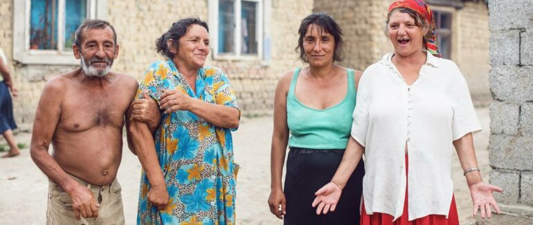 Закарпатські роми викрали їжу з кладовища під час поминальних днів