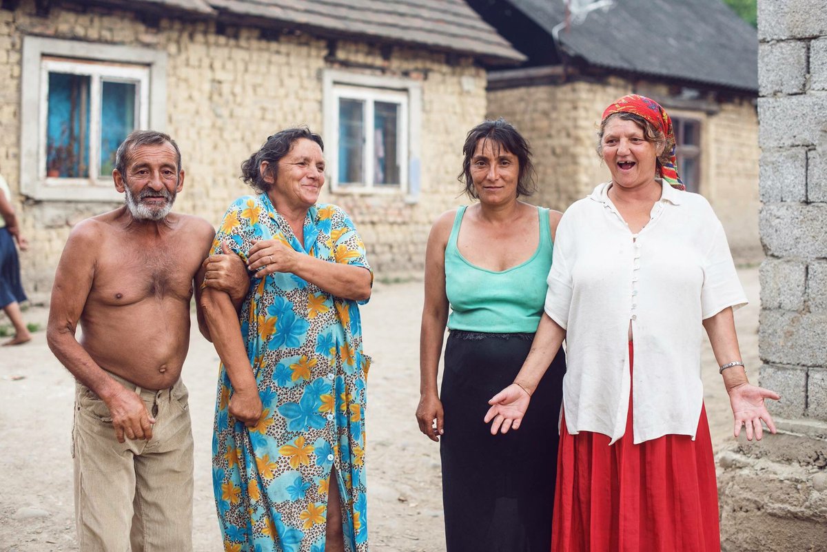 Закарпатські роми викрали їжу з кладовища під час поминальних днів