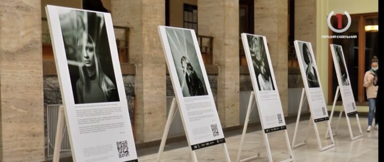 Світлина з історією домагання жінки: в Ужгороді відкрили «соціальну» виставку (ФОТО, ВІДЕО)