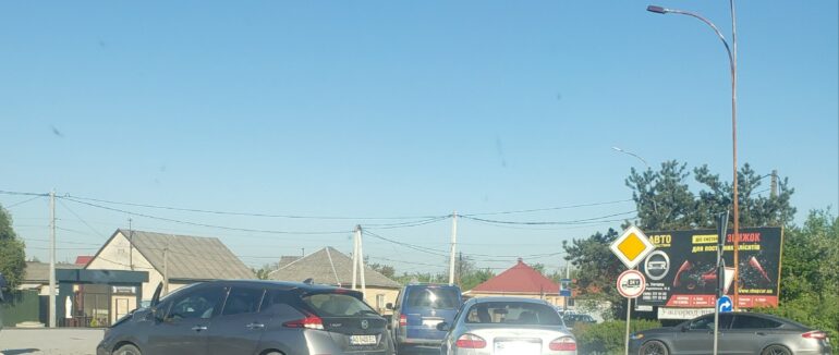 Ранкова автотроща на виїзді з Ужгорода: автівки зіткнулися на круговому перехресті