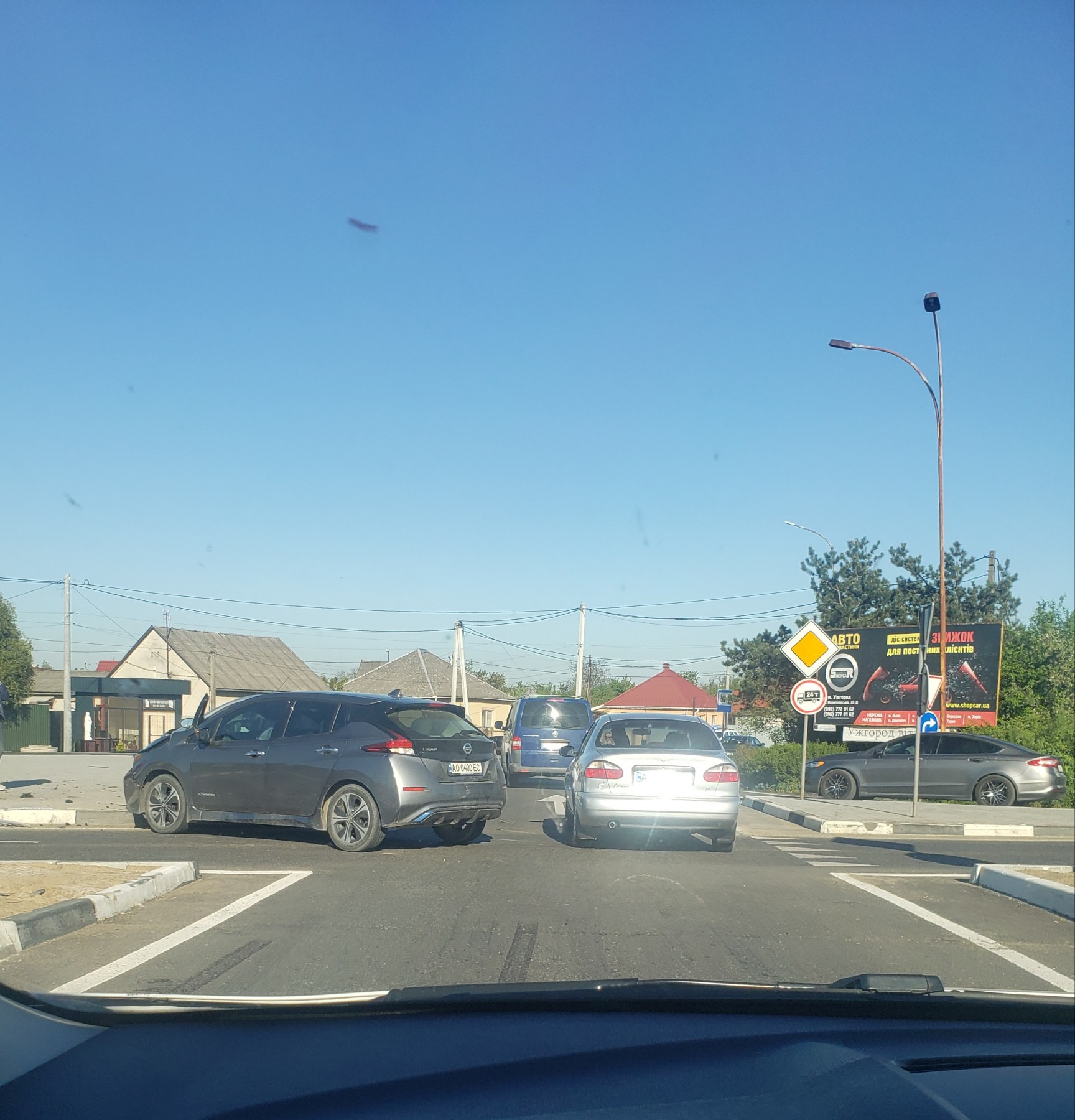 Ранкова автотроща на виїзді з Ужгорода: автівки зіткнулися на круговому перехресті