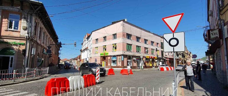 Одразу на 5-ти перехрестях Мукачева встановлено експериментальні кругові розв’язки