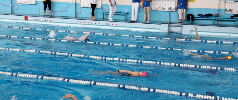 Близько 150 юних спортсменів змагаються у відкритій першості Ужгорода з плавання