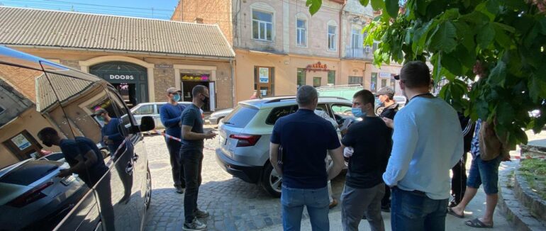 Гучне затримання на Закарпатті: на хабарі у майже 200 тисяч гривень викрито двох податківців