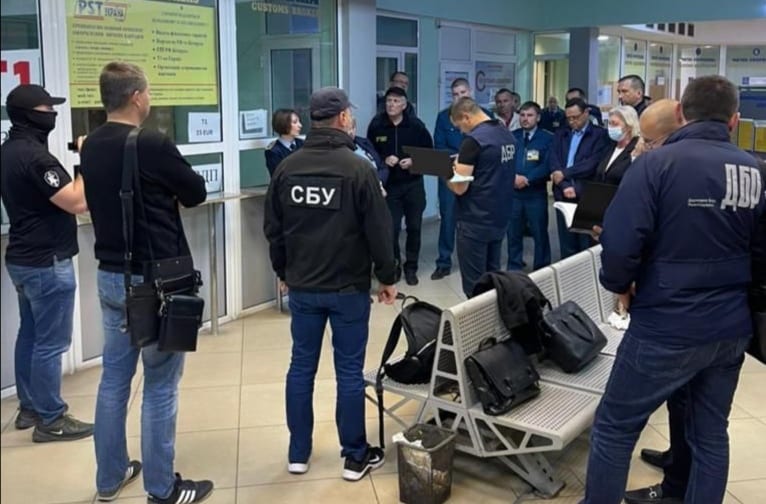 Вирішили “підзаробити” на розмитненні: на МП “Ужгород” інспектори вимагали хабарі