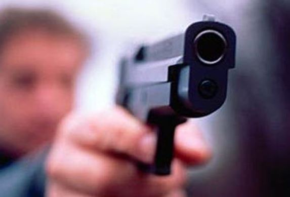 Викрадення людей в Мукачеві посеред білого дня: невідомі з пістолетами напали на пішоходів і відвезли у невідомому напрямку