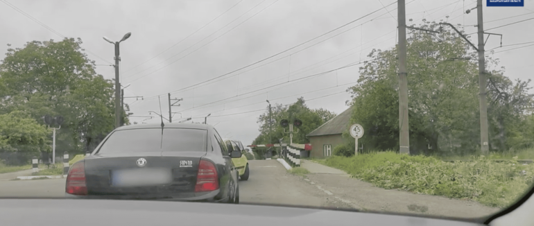 Закарпатські водії ігнорують червоний сигнал світлофора на залізничних переїздах