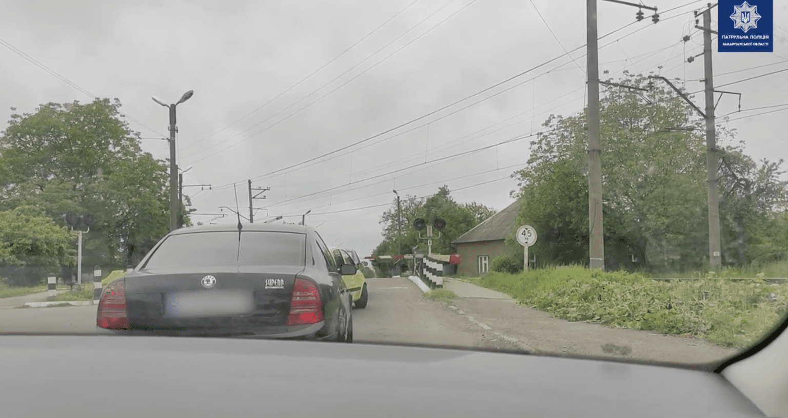 Закарпатські водії ігнорують червоний сигнал світлофора на залізничних переїздах