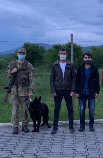 На закарпатському кордоні затримали двох мігрантів які намагалися незаконно потрапити до ЄС