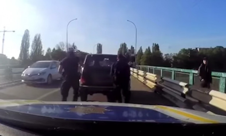 В Ужгороді автомобіль зламався посеред транспортного мосту: водієві допомогли правоохоронці