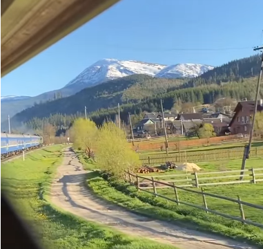 Неймовірний вид з вікна потяга на засніжену гору Петрос