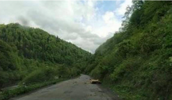 На Рахівщині великі брили каміння валяться з гори на дорогу