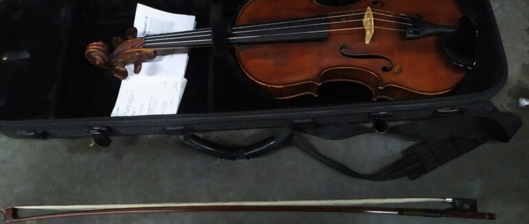 Скрипка 100-річної давності: на МП “Тиса” чоловік незаконно намагався завезти старовинний інструмент