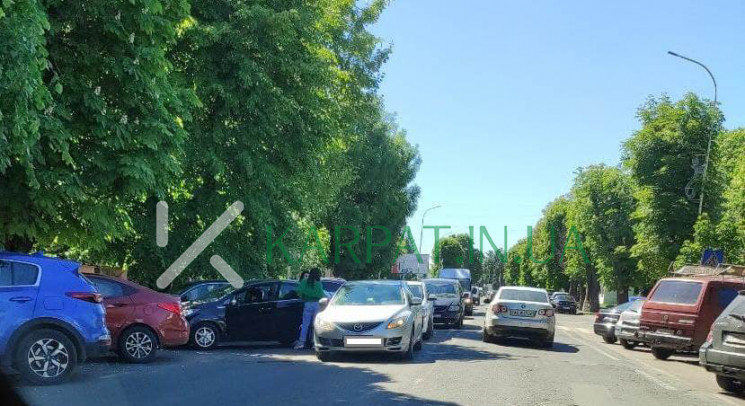 Виїжджаючи с паркувального місця не помітив автомобіль: в Ужгороді відбулося ДТП