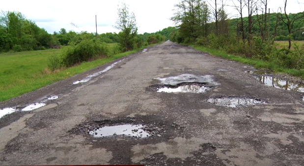 Розбитий вщент автошлях: суцільне бездоріжжя на Мукачівщині (ФОТО, ВІДЕО)