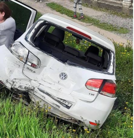 Авто викинуло у кювет: автотроща у Сваляві