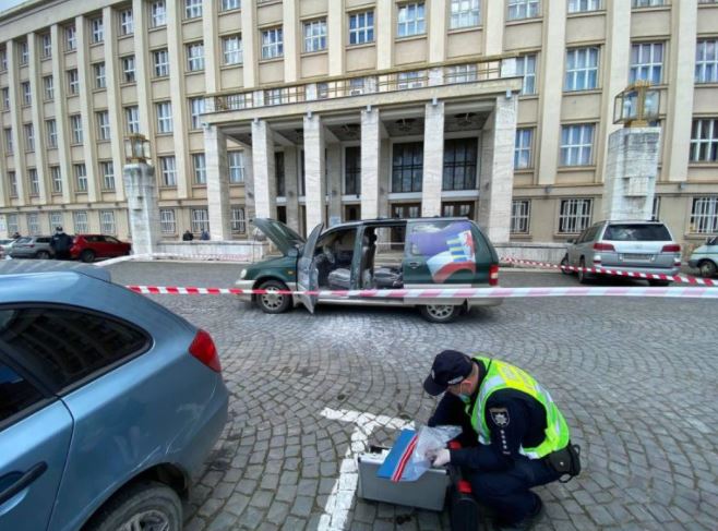 Під стінами Закарпатської ОДА палала автівка