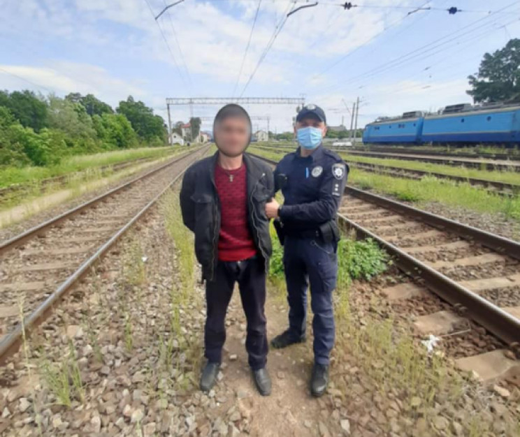 На Ужгородщині п’яний чоловік ліг на колію коли рушав потяг