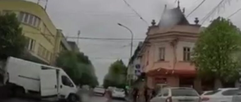 У центрі Мукачева водій на ходу втратив зсувні дверцята авто