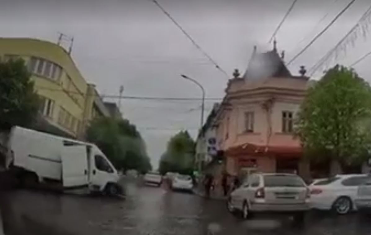 У центрі Мукачева водій на ходу втратив зсувні дверцята авто