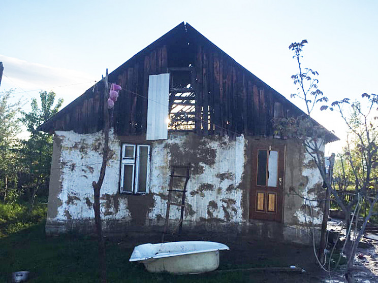 Пожежа на Іршавщині: будинок багатодітної сім’ї ледь не згорів вщент