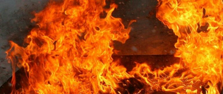 Чергова пожежа у Хустському районі: власниця будинку отримала пошкодження