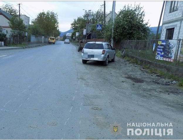 У Хустському районі автомобіль скоїв наїзд на 10-річного велосипедиста