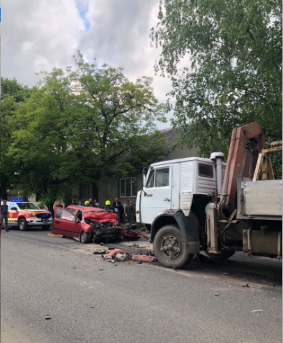 Моторошна ДТП на Закарпатті: легковик зіштовхнувся з вантажівкою