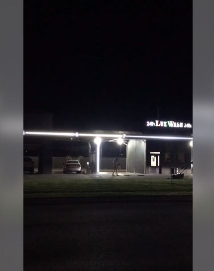 В Ужгороді чоловік голяка розгулював містом