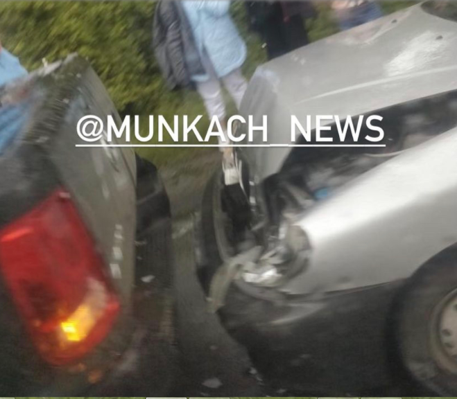 Дорожньо-транспортна автопригода в Берегові: дорогу не поділили два легковики