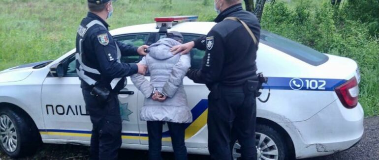 Регіональна рецидивістка на Закарпатті: патрульні затримали жінку, яка збувала зброю
