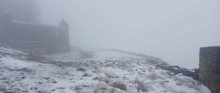 Зустрічаємо літо по-зимньому: Карпати другий день засипає снігом