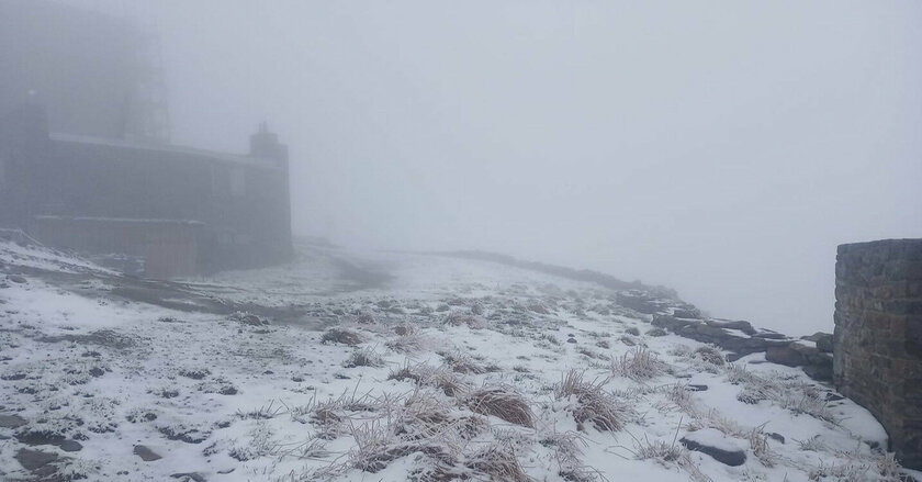 Зустрічаємо літо по-зимньому: Карпати другий день засипає снігом