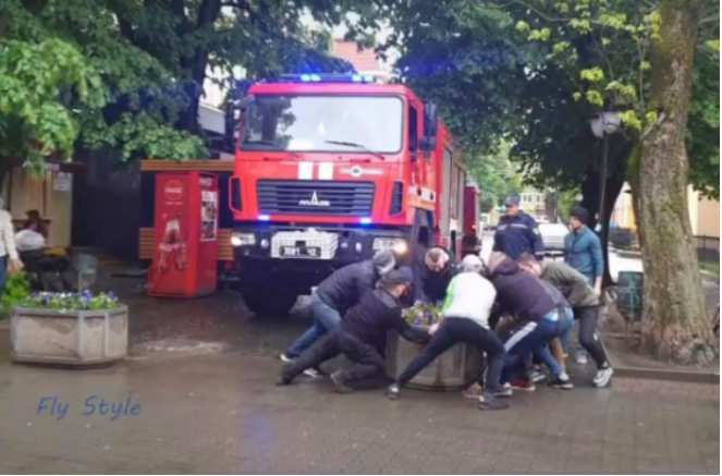 У Берегові через клумбу рятувальники не могли доїхати до місця загоряння