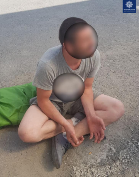 В Ужгороді затримали чоловіка у якого знайшли пакет з наркотичною речовиною