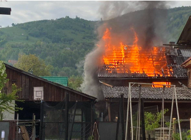 Закарпатські рятувальники швидко зреагували на пожежу і врятували решту будинку від вогню